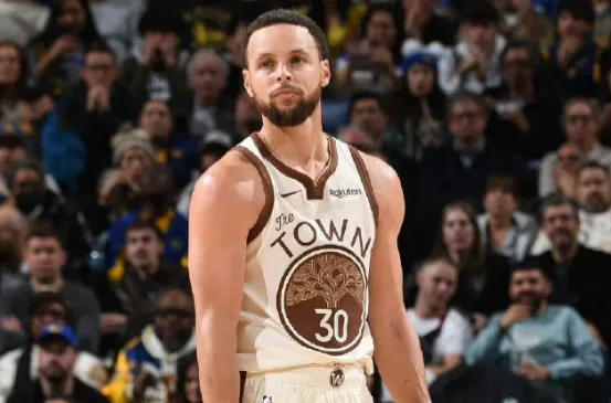 九游体育-库里上半场7投4中，三分6中3，罚球3中3得到14分3篮板